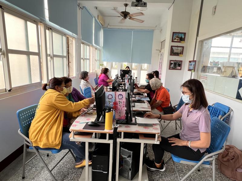 車城鄉老人協會學員非常好學，進階的課程都難不倒他們。