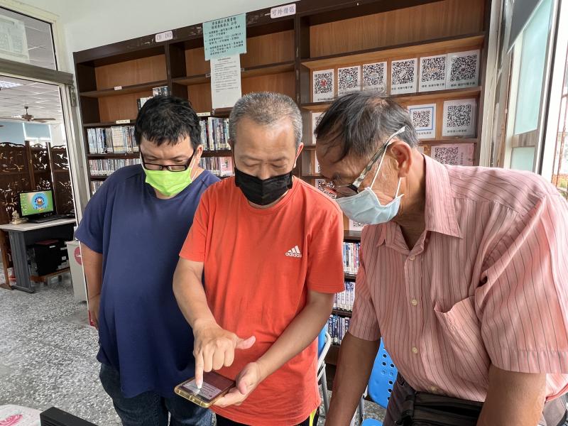 Line貼圖設計完成後，駐點人員協助上架。