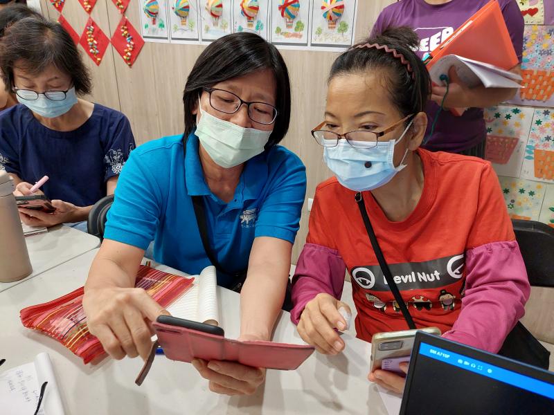 拿起手機大家很認真的在建立自己的Google商家