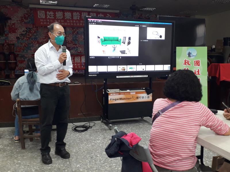 講師在講解VR可以用的場景場合很多元化,使用時沒有空間之限制