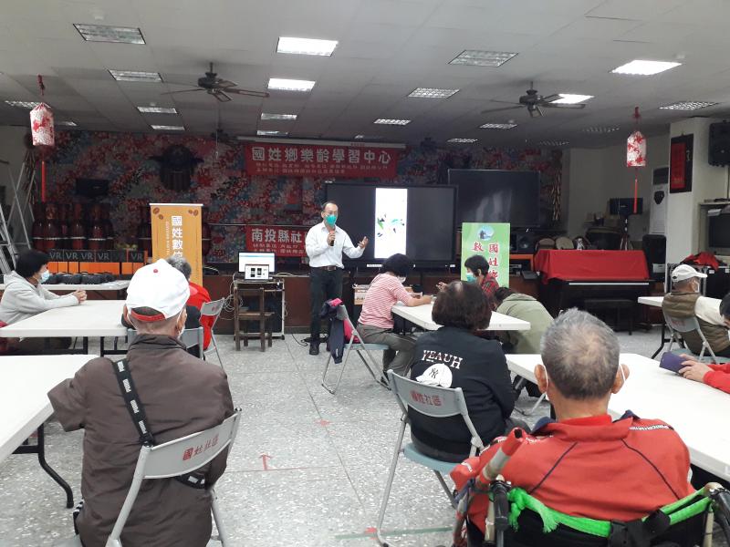 講師在介紹VR的APP下載與如何使用VR鏡箱設備及注意事項