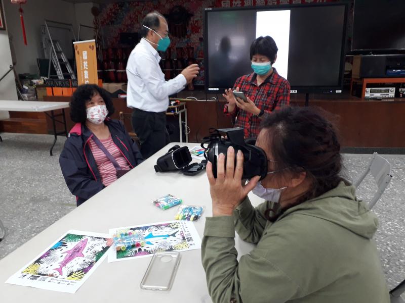 學員自行使用VR鏡箱看雲霄飛車影片