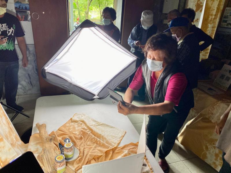 使用打光器材拍攝照片,並將照片做比較。