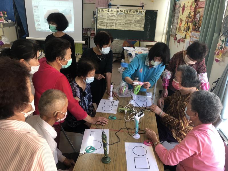 老師教導學員如何使用3D列印筆