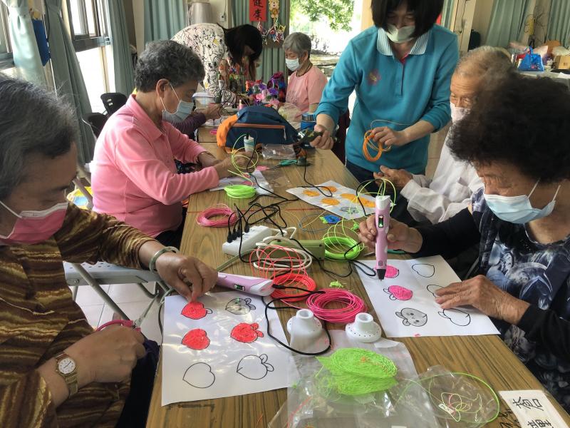 學員認真繪畫作品