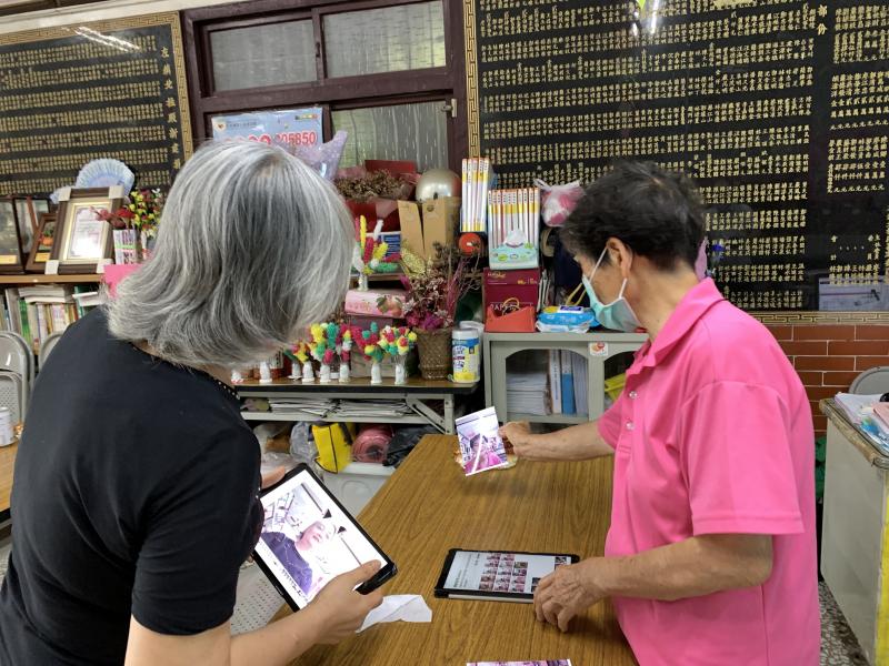 仔細端詳用相機APP自拍照片