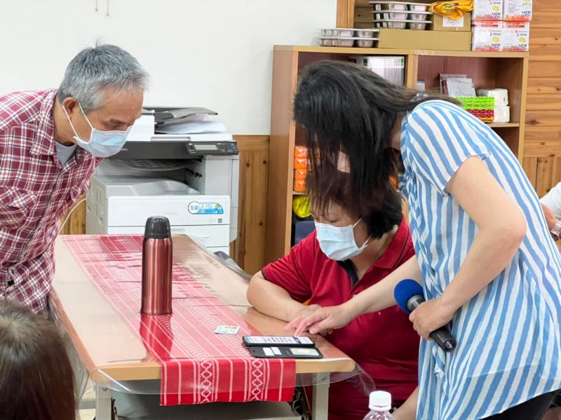 講師帶著學員一起一步一步操作，註冊帳號、排除障礙、介紹功能。