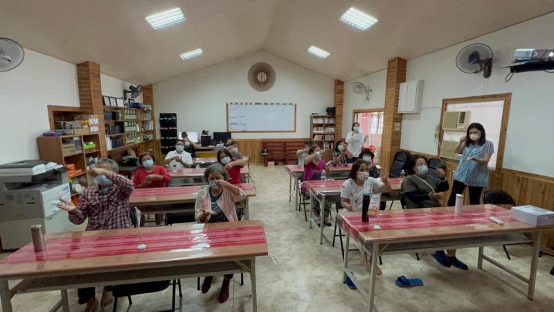 課程最後，講師帶來一系列健康操讓學員可以起身動一動。