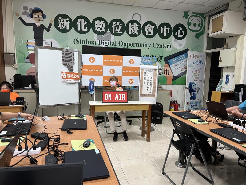 學員一一上臺練習錄製節目