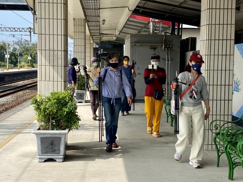 在火車站月台帶著腳架紀錄的學員