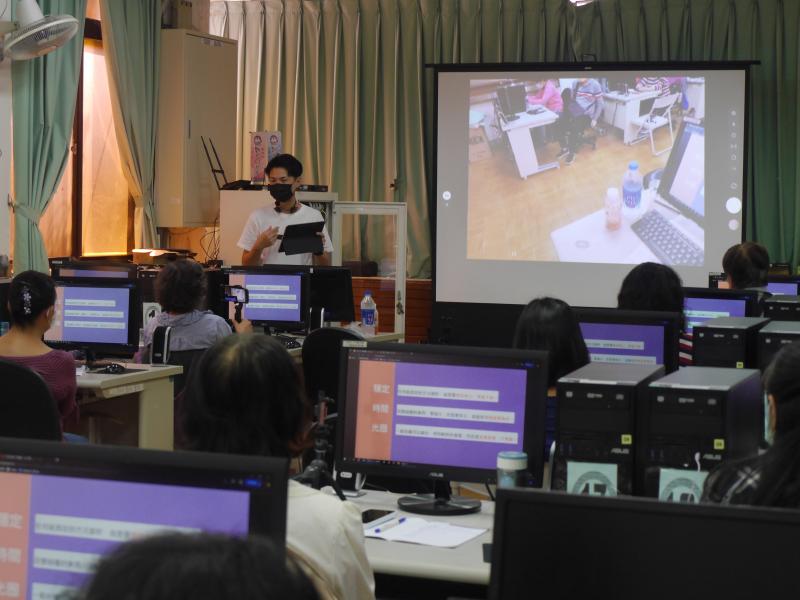 教室內教導學員APP操作的講師與學員