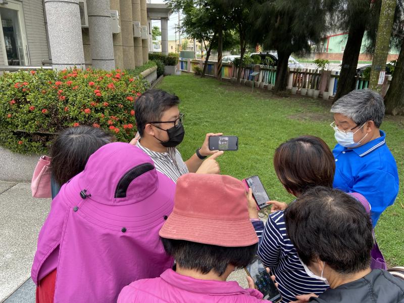 老師教學員們下載Relive app，可以搭配Google地圖使用，可以記錄路線、拍攝景點照片製作成地圖影片，大家都覺得很有趣也很開心景點的照片可以用地圖影片的方式分享給親朋好友。