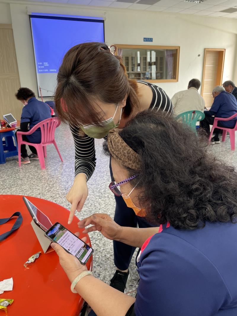 學員拿出手機請老師指導