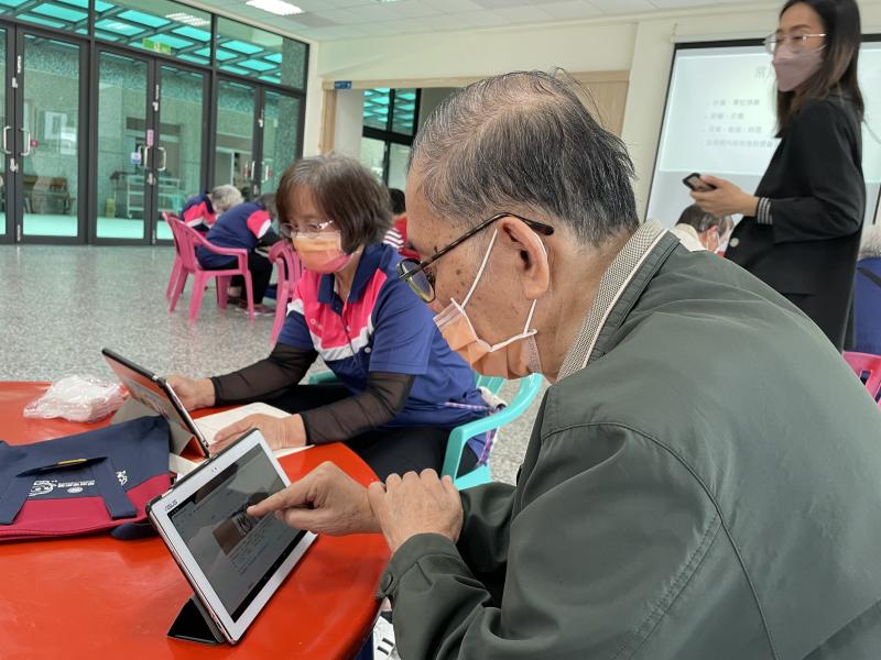 阿公實際操作中