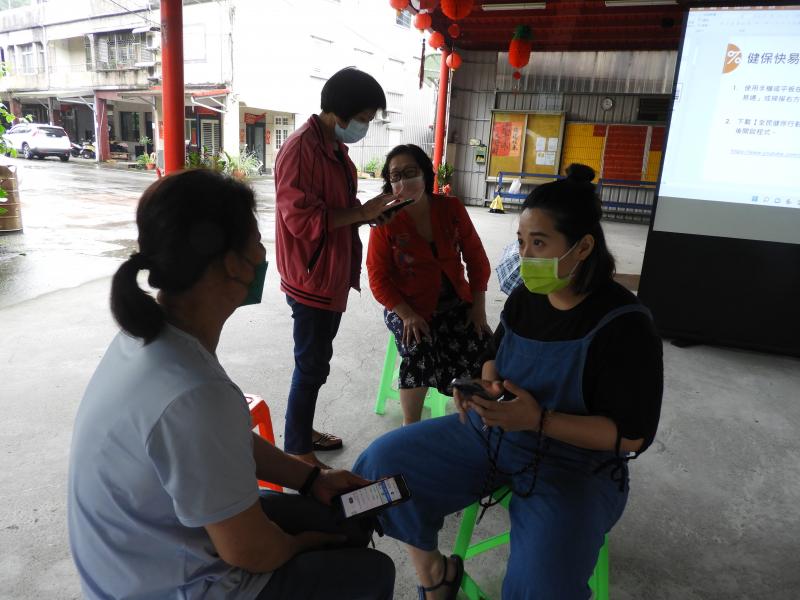 音疫情的因素，講師用個別實際操作教學。