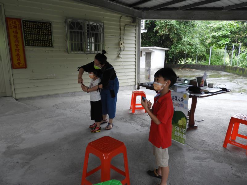 媽媽帶小孩起來上課，玩到不想下課。