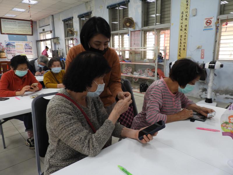 講師教長輩使用APP登入