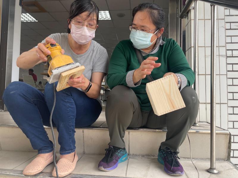 為了方便設計面紙盒的面板，我會使用角磨機讓木板面更細緻。