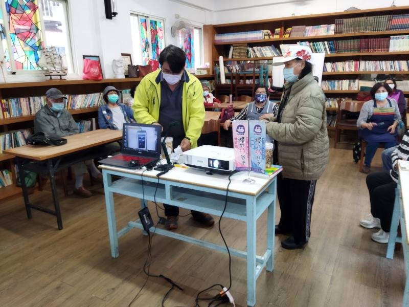 講師介紹完鎮上有那些商家有支付功能服務，並邀請小農商家到站服務，實際操作體驗支付