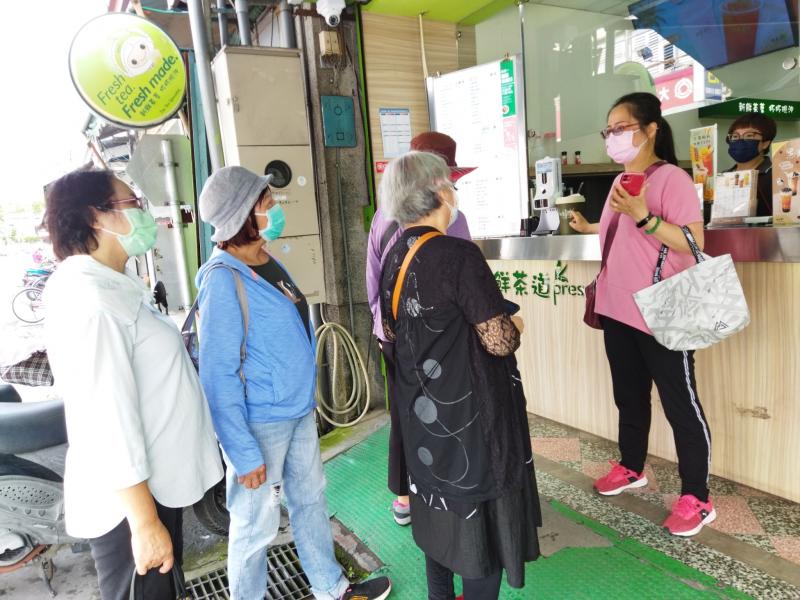 講師在第二堂課程講解支付有哪些後，帶學員至鎮上商家實際操作支付