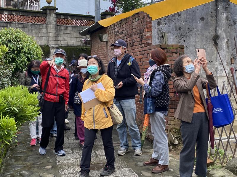 學員跟著老師在巷道中走讀