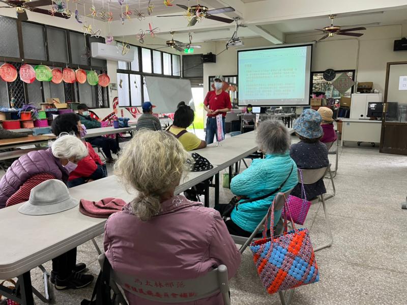 學員靜靜的聆聽行動裝置語音助理的功能和運用