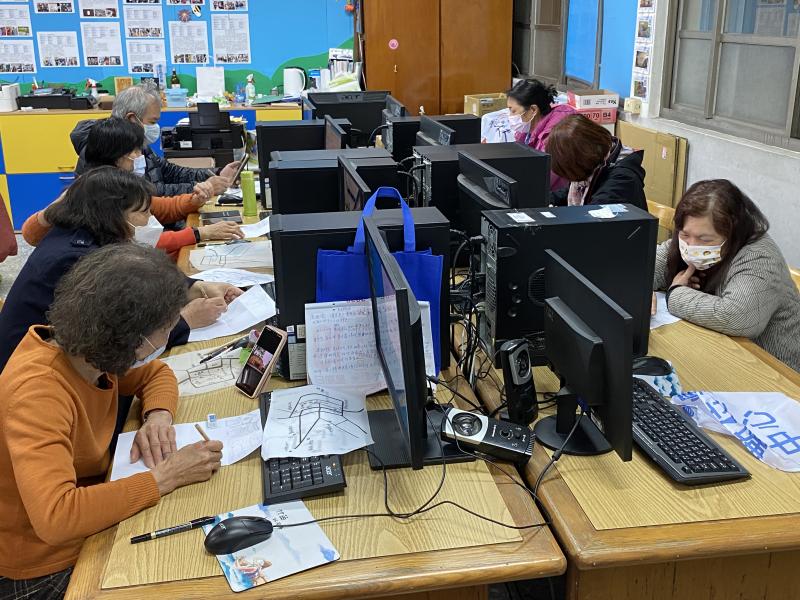 學員在電腦桌前繪製地圖