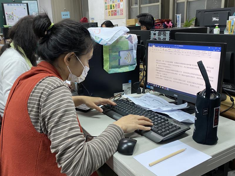 學員用電腦打字寫介紹中