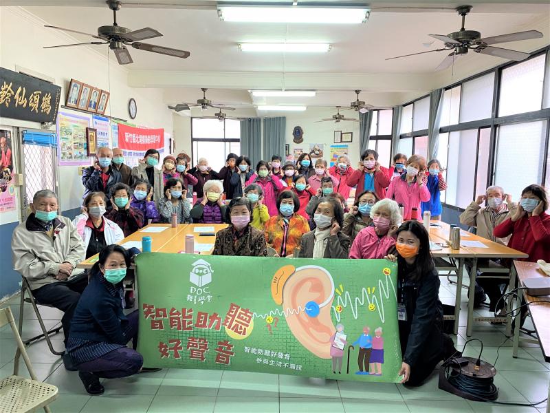 講師與學員一起在教室內大合照