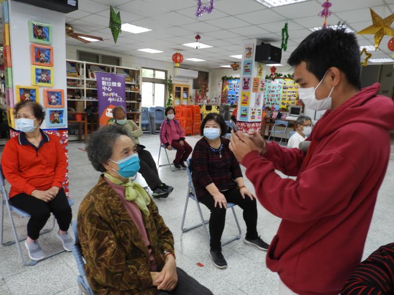 講師幫長輩拍出最美的照片