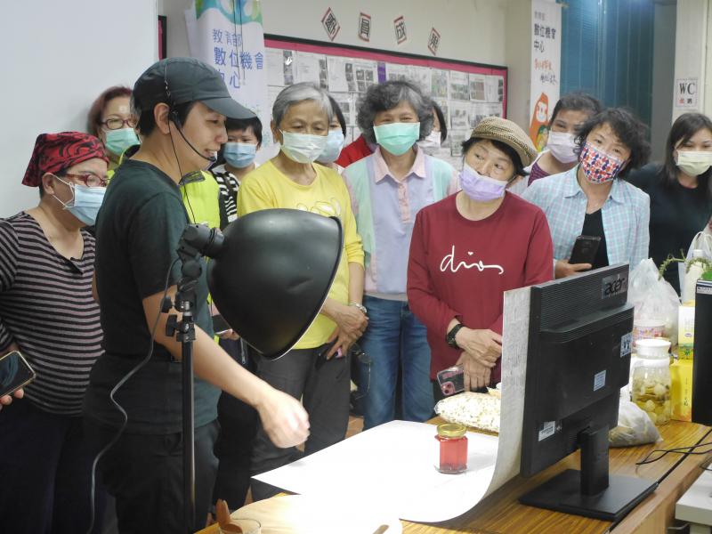 講師講解打光和構圖的注意事項