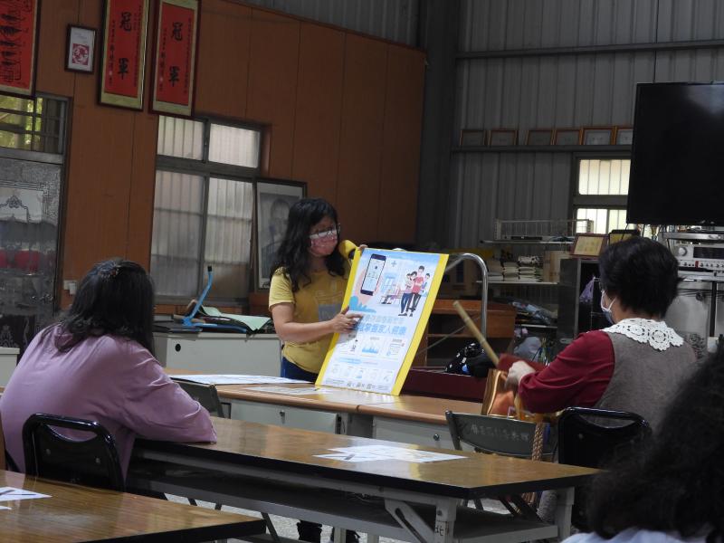 指導學員操作下載健保快易通APP