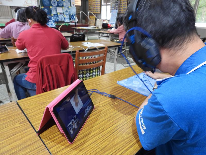 學員跟著YOUTUBE影片學習操作