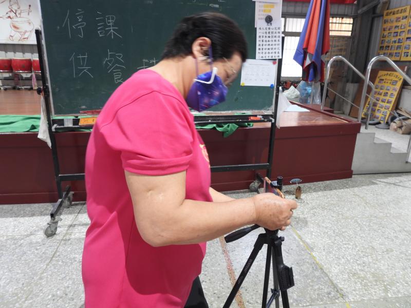 學員架設腳架，進行縮時攝影
