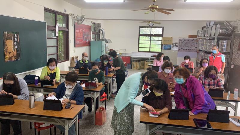 馮郁筑講師協助學員操作手機介面