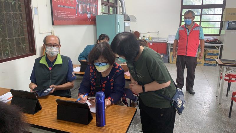 學員專心學習數位工具，彼此互相討論