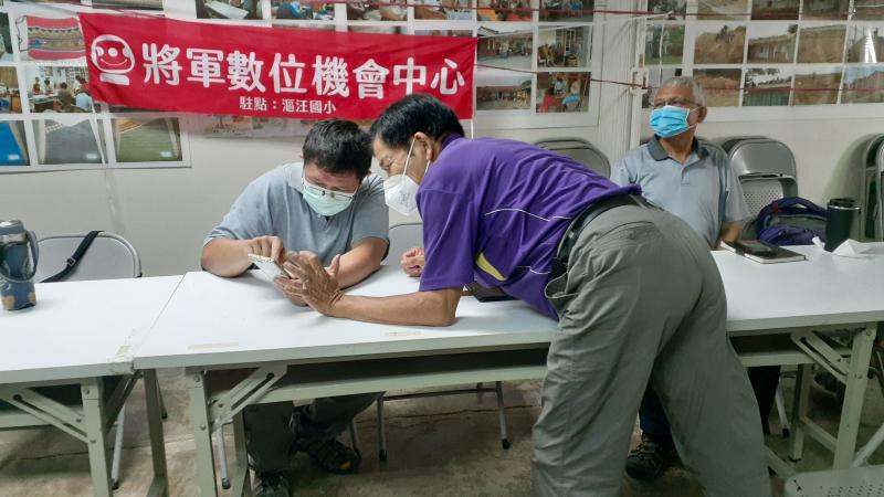 學員互相;研究討論