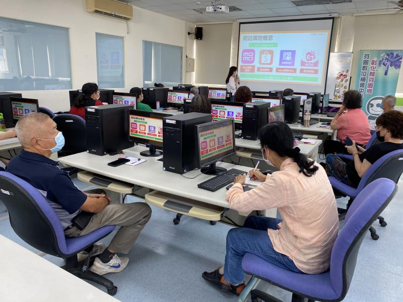 講師向大家介紹市面上比較大的網購平台