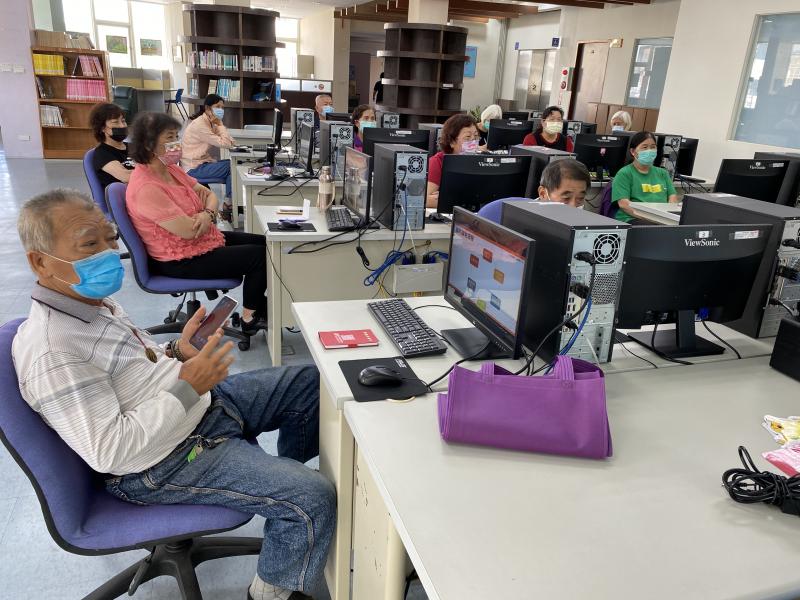 學員認真貼講師講解