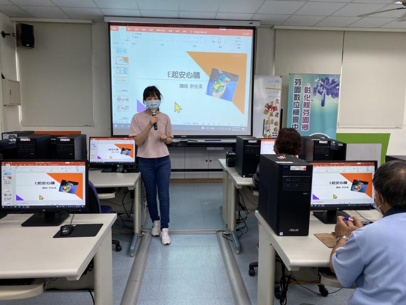講師向大家介紹網購流程
