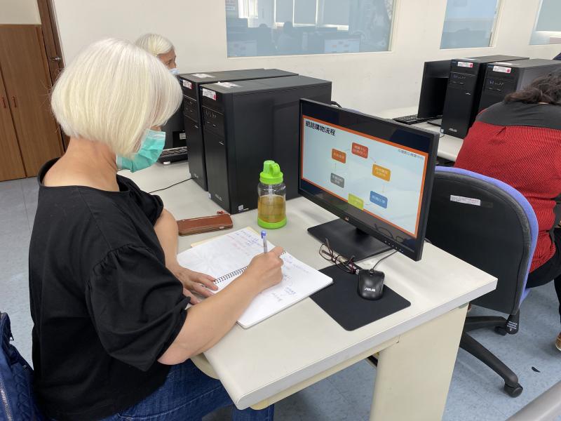 學員認真抄寫筆記