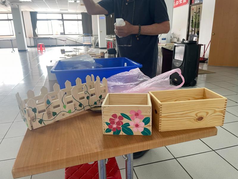 自己設計的花器或面紙盒，可以用各種不同方式裝飾，生活處處是創意和驚奇。