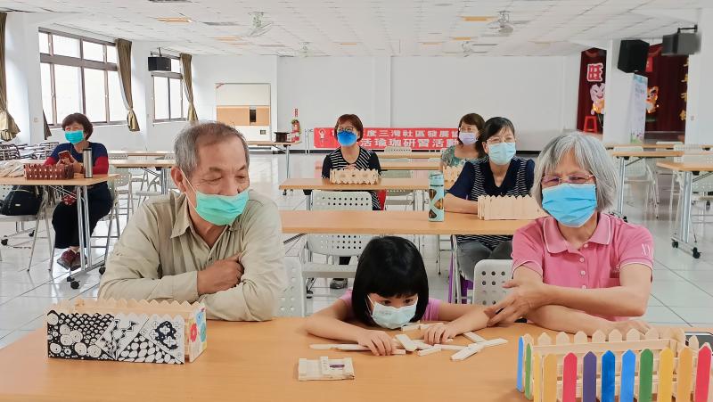 三人一起完成創意設計，可以用各種不同方式裝飾，生活處處是創意和驚奇。