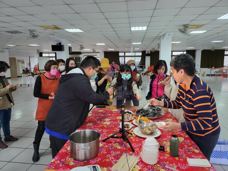 我的第一次,謝謝玉紫(演員)帶領我做直播,現場煮老菜脯,感謝踏出了第一步。