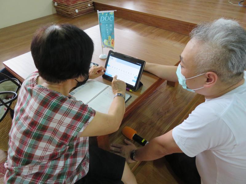 課程講師先由姓名貼設計教學開始引領學員進入簡易的設計領域(初階)