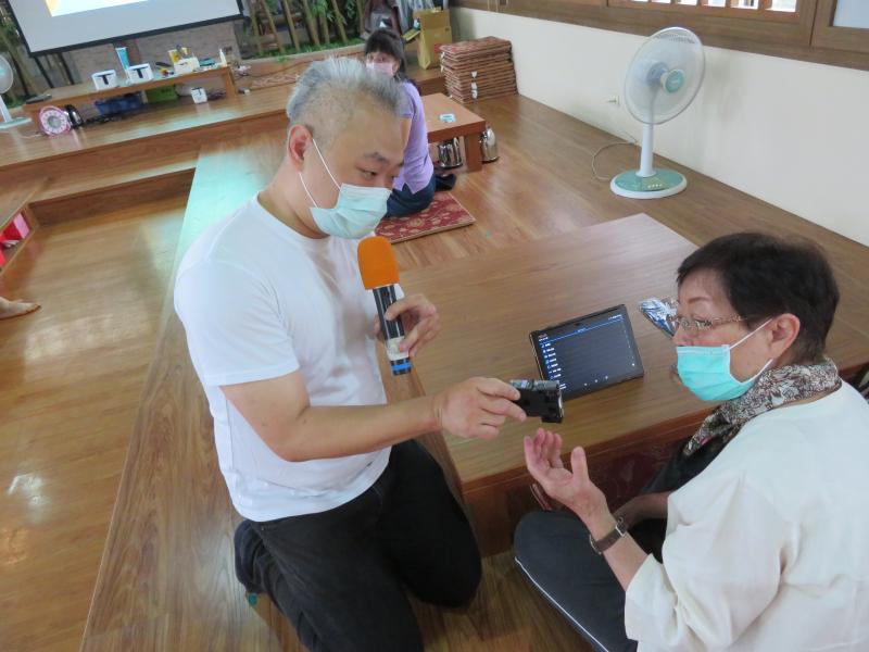 講師非常有耐心地為學員解釋標籤帶的結構。