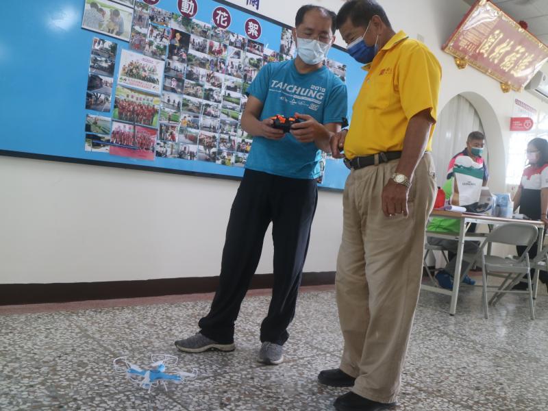 講師很有耐心的給予指導和鼓勵民眾操作空拍機