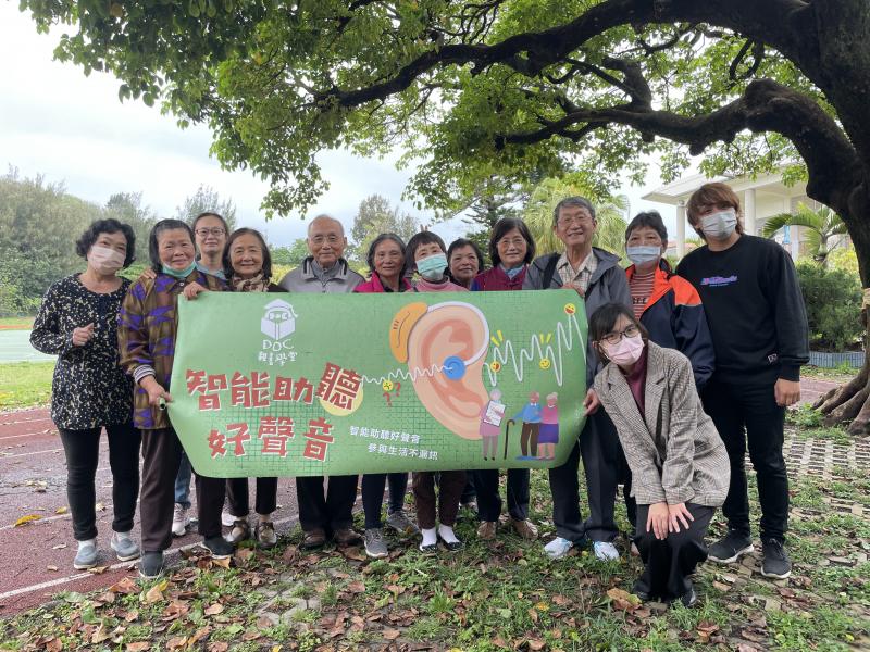 學員與講師開心合照。