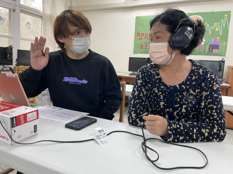 學員進行聽力檢測。
