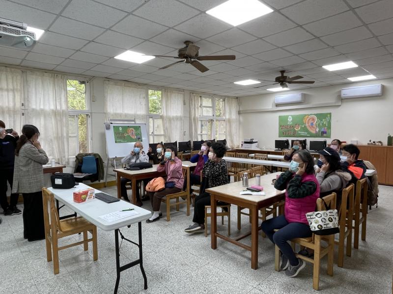 老師傳授耳朵穴道保健招式。